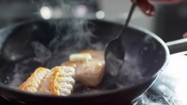 Şefin Tavada Balık Filetosu Pişirirken Yakın Plan Fotoğrafını Çek Kaşıkla — Stok video