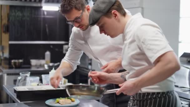 Sous Chef Menyajikan Makanan Yang Dimasak Piring Bawah Kendali Kepala — Stok Video