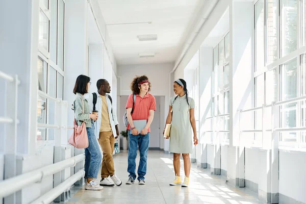 Grupo Multiétnico Estudantes Corredor Edifício Escola Durante Intervalo Conversação — Fotografia de Stock