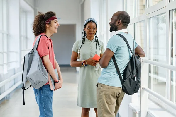 Group Teenagers Talking Each Other Break Standing Corridor Lessons — Stock Photo, Image