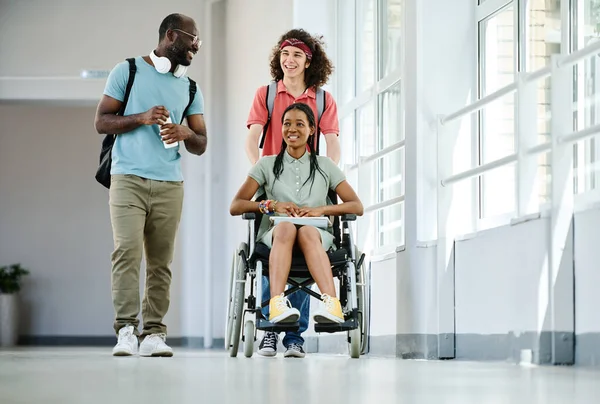 障害のある友人と一緒に学校の廊下を歩いている学生のグループ — ストック写真