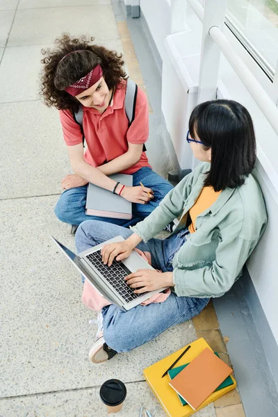 Duży Kąt Widzenia Azjatyckiej Dziewczyny Pomocą Laptopa Rozmowy Jej Przyjacielem — Zdjęcie stockowe