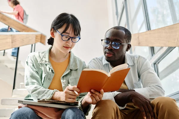 Multi Etnische Paar Studenten Lezen Boek Samen Zitten Trap Tijdens — Stockfoto