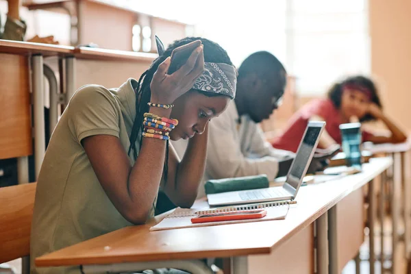 Afrikai Diák Íróasztal Olvasási Feladat Hogy Teszteljék Osztálytársai Háttérben Osztályteremben — Stock Fotó