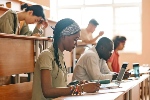 Studentengruppe Sitzt Mit Laptop Und Büchern Schreibtisch Und Schreibt Prüfungen — Stockfoto