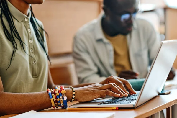 在课堂授课期间 在笔记本电脑桌旁打字的非洲少女的近视 — 图库照片