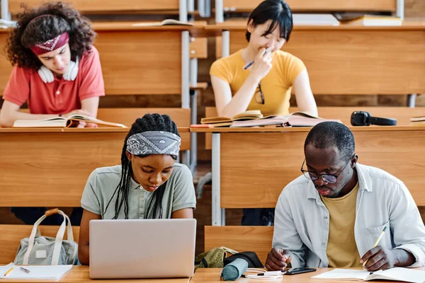 Studentengruppe Sitzt Schreibtisch Und Schreibt Prüfungen Hörsaal Der Universität — Stockfoto