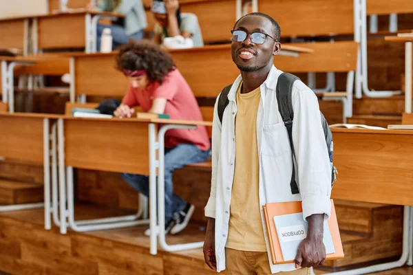 Retrato Estudante Africano Óculos Com Mochila Sorrindo Para Câmera Auditório — Fotografia de Stock