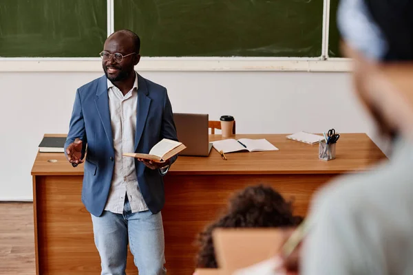 Afrikanische Lehrerin Steht Mit Buch Und Lesevorlesung Für Studenten Der — Stockfoto