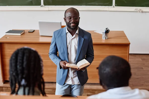 非洲教授在大学为站在礼堂的学生讲课 — 图库照片