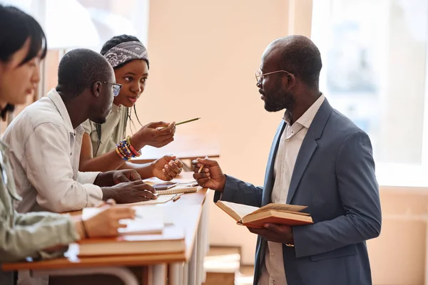 Afrikai Tanár Megvitatja Témát Diákjaival Egyetemi Előadás Során — Stock Fotó
