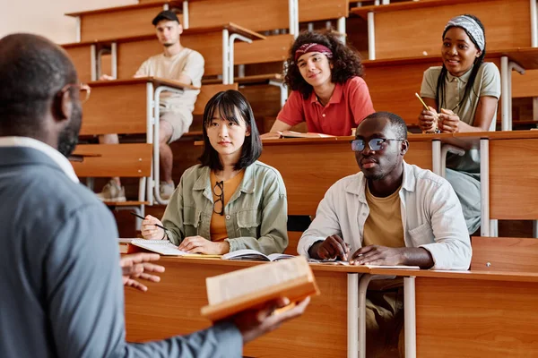Skupina Studentů Kteří Poslouchají Učitele Během Přednášky Univerzitě — Stock fotografie