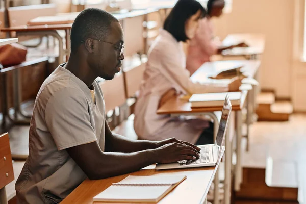 Afrikanischer Medizinstudent Tippt Während Vorlesung Der Universität Auf Laptop Schreibtisch — Stockfoto