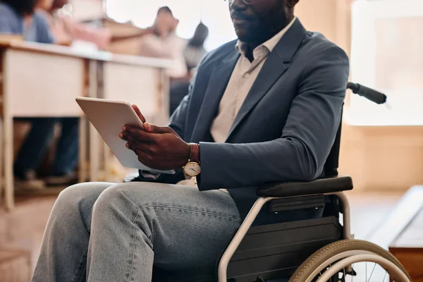 Close Professor Africano Com Deficiência Sentado Cadeira Rodas Usando Tablet — Fotografia de Stock
