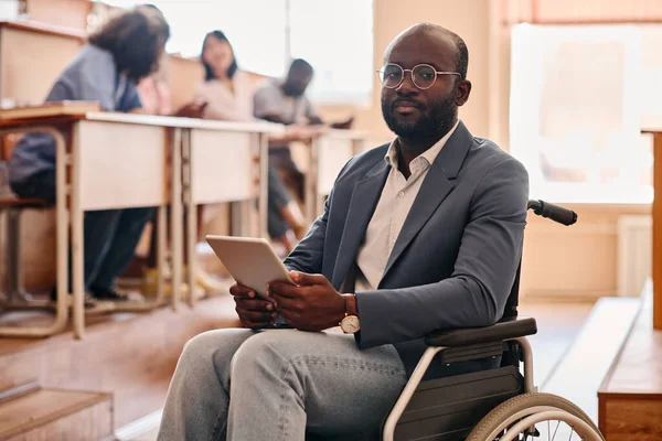 Üniversitede Konferansta Dijital Tablet Kullanarak Tekerlekli Sandalyede Oturan Özürlü Bir — Stok fotoğraf