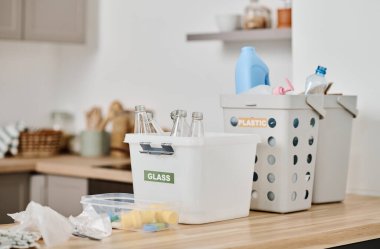 Evdeki çöpleri ayırmak için plastik ve kağıtlı konteynerlerin yatay görüntüsü