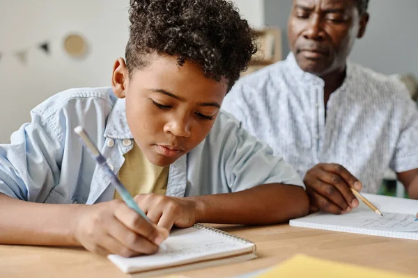 Menino Africano Fazendo Anotações Seu Caderno Mesa Fazendo Lição Casa — Fotografia de Stock