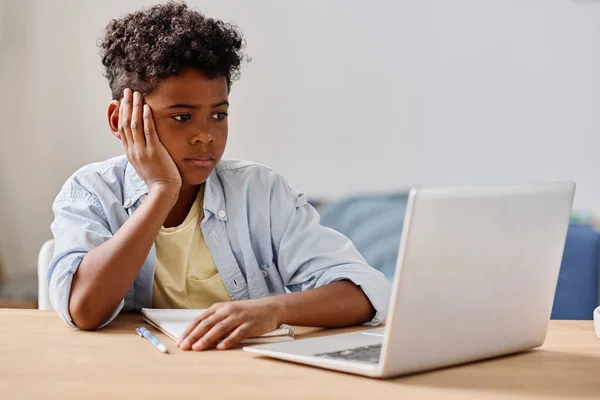 Afrikansk Pojke Sitter Vid Skrivbordet Och Tittar Bildskärm Laptop Online — Stockfoto