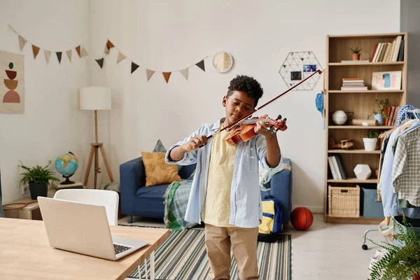 Criança Aprendendo Tocar Violino Durante Aula Line Laptop Seu Quarto — Fotografia de Stock