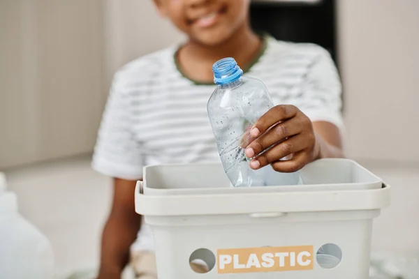 Крупный План Африканского Мальчика Помещающего Пластиковую Бутылку Контейнер Переработки — стоковое фото