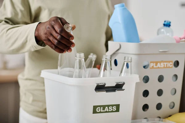 Primer Plano Del Hombre Africano Separando Botellas Vidrio Contenedor Para — Foto de Stock