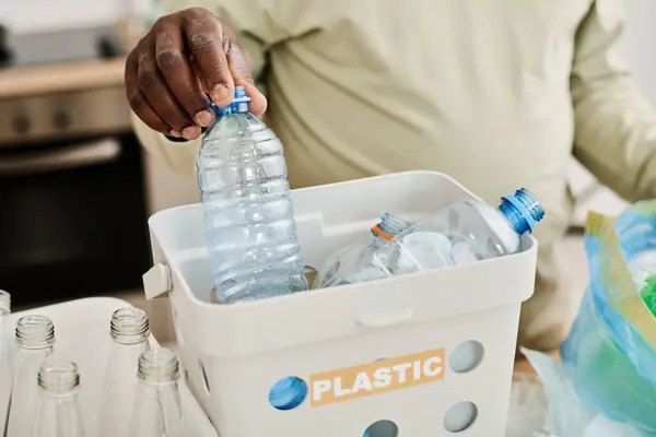 Крупный План Африканского Мужчины Сортировки Пластиковых Бутылок Контейнерах Переработки — стоковое фото