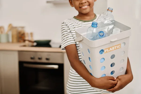 Retrato Niño Africano Sosteniendo Contenedor Con Botellas Plástico Sonriendo Cámara — Foto de Stock