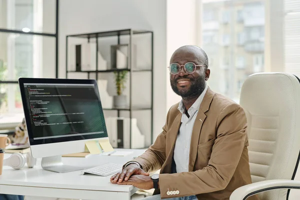 Retrato Desenvolvedor Africano Óculos Sorrindo Para Câmera Enquanto Sentado Seu — Fotografia de Stock