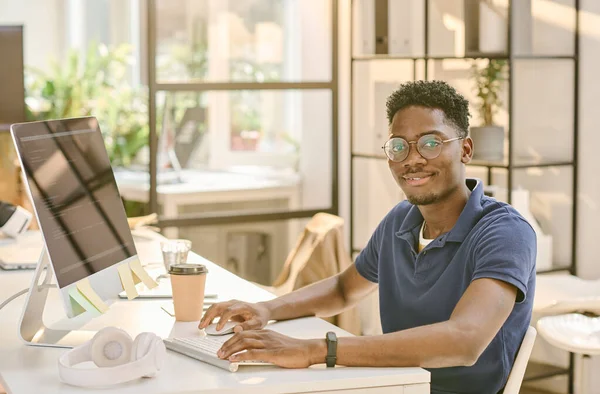 Retrato Jovem Programador Africano Óculos Olhando Para Câmera Trabalhando Seu — Fotografia de Stock