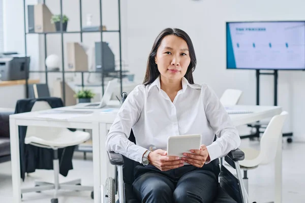 Retrato Mulher Negócios Asiática Com Deficiência Sentada Cadeira Rodas Olhando — Fotografia de Stock
