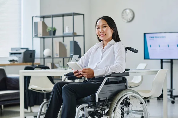 Retrato Empresária Asiática Sentada Cadeira Rodas Sorrindo Para Câmera Enquanto — Fotografia de Stock