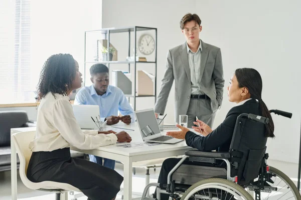Деловые Люди Разговаривают Своим Бизнес Лидером Инвалидной Коляске Время Деловой — стоковое фото