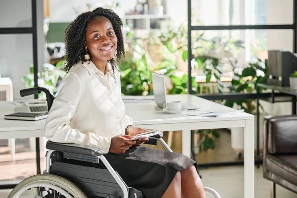 Retrato Jovem Empresária Africana Com Deficiência Sentada Cadeira Rodas Sorrindo — Fotografia de Stock