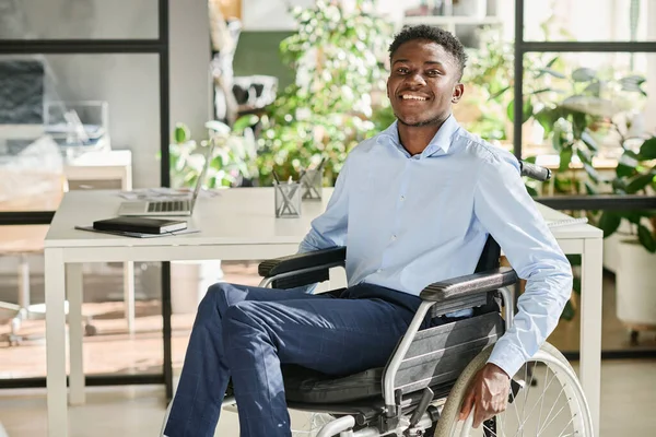 Engelli Afrikalı Işadamının Portresi Tekerlekli Sandalyede Oturuyor Ofisinde Çalışırken Kameraya — Stok fotoğraf
