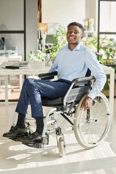 Retrato Jovem Empresário Africano Sentado Cadeira Rodas Escritório Sorrindo Para — Fotografia de Stock