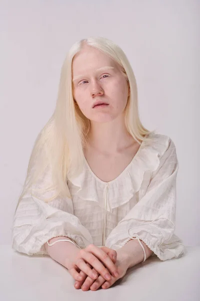 Retrato Menina Tendo Albinismo Vestido Elegante Olhando Para Câmera Contra — Fotografia de Stock