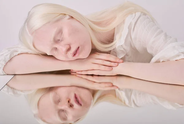 Retrato Menina Albina Com Cabelos Brancos Pestanas Posando Com Olhos — Fotografia de Stock
