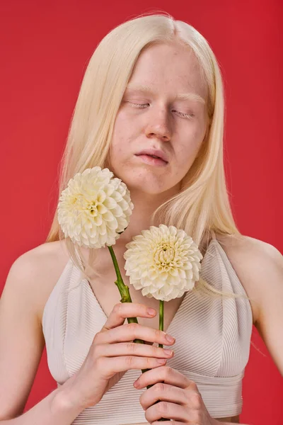 Retrato Menina Albina Posando Com Flores Brancas Contra Fundo Vermelho — Fotografia de Stock