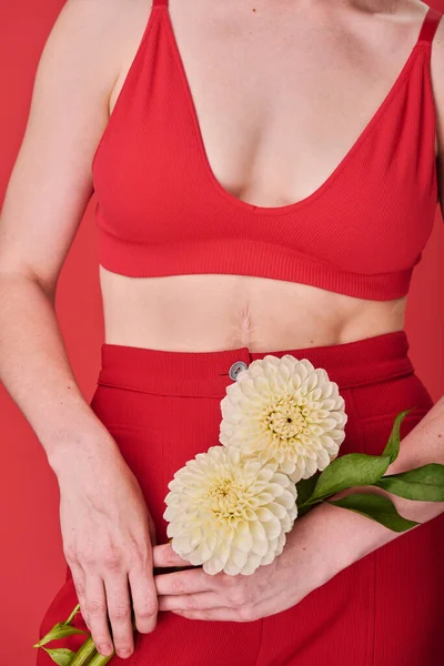 Close Jovem Mulher Traje Vermelho Segurando Belas Flores Frente Dela — Fotografia de Stock