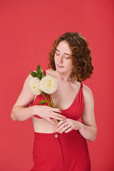 Retrato Menina Cabelos Vermelhos Traje Vermelho Posando Com Flores Brancas — Fotografia de Stock