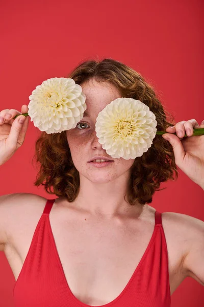 Retrato Menina Com Cabelo Vermelho Segurando Flores Brancas Frente Seu — Fotografia de Stock