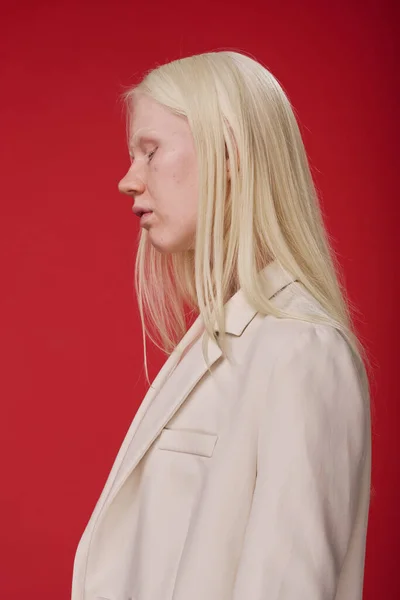 Вид Збоку Дівчину Альбіно Білим Волоссям Стоїть Червоному Тлі — стокове фото
