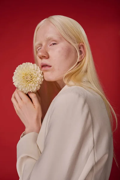 Retrato Bela Menina Albina Com Cabelo Branco Segurando Flor Perto — Fotografia de Stock
