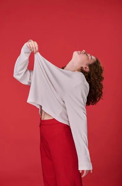 Retrato Menina Com Cabelo Vermelho Camisa Tamanho Grande Posando Contra — Fotografia de Stock