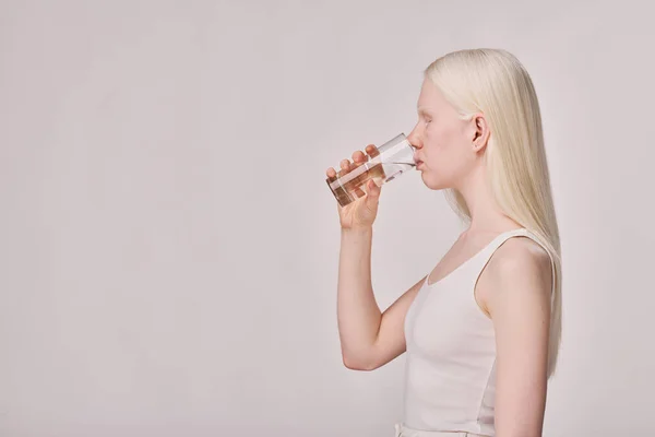 Vista Lateral Menina Albino Com Cabelos Brancos Ong Água Potável — Fotografia de Stock