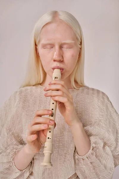 Retrato Mujer Albina Joven Con Pelo Blanco Disfrutando Jugando Flauta — Foto de Stock
