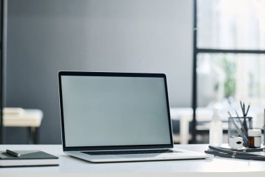 Ofisteki çevrimiçi işler için boş ekranlı dizüstü bilgisayarı kapat