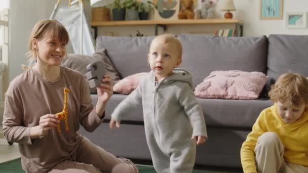 Annenin Küçük Oğullarıyla Oturma Odasında Oynarken Görüntüsünü — Stok video