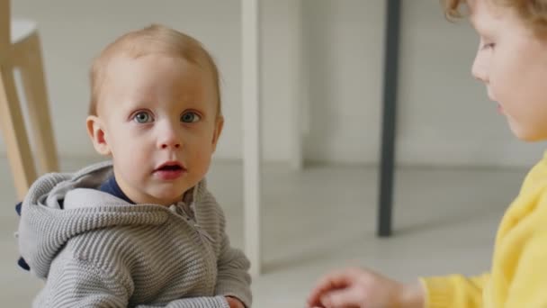 Маленький Хлопчик Його Молодший Брат Грають Магнітними Кульками Вдома — стокове відео
