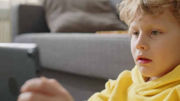 Niño Pequeño Con Pelo Rubio Rizado Sentado Casa Jugando Tableta — Vídeos de Stock